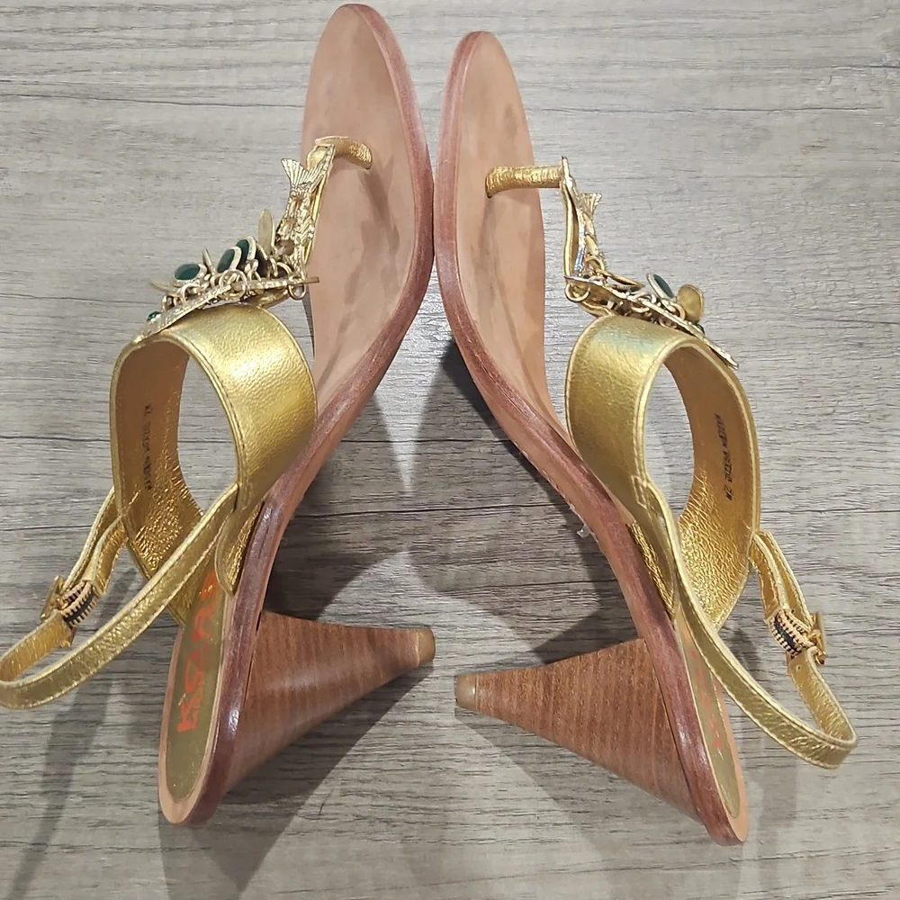 Kors Michael Kors Gold Thing Green Fish Embellishments Size 7M Sandals - Picture 14 of 14